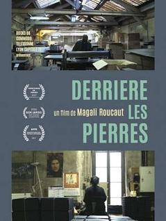 Derrière les pierres 