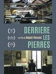 Derrière les pierres 